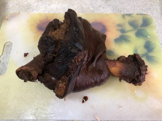 15、老北京春饼,做好的酱肘子也切成小条