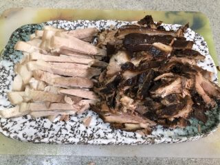 16、老北京春饼,切好后装盘！我的最爱????????????