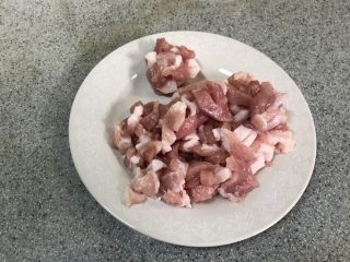 17、老北京春饼,瘦肉切丝备用