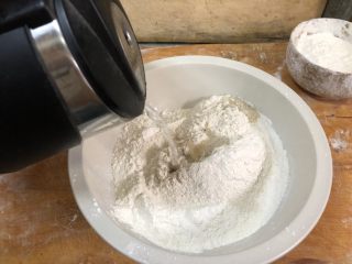 18、老北京春饼,备好蔬菜后，开始和面！一定要开水和面，这样面烙出来的饼不会干也更劲道！卷菜的时候不容易破！