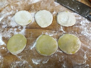 20、老北京春饼,醒好面后开始做薄饼上每个饼大致中50-80g，拍扁后在一面上抹上油，再把另一张饼盖在上面！