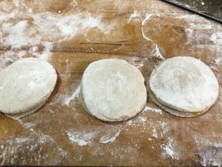 21、老北京春饼,两个面皮取大小相仿的的，放在一起压实.