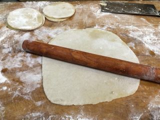22、老北京春饼,把两个饼皮均匀的擀成薄饼！注意要两面来回翻动擀制！这样饼的薄厚均匀！
