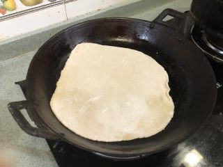 23、老北京春饼,大火热锅，待饼称温度到70度左右时候关小火，把饼皮放入锅内（我没有放油）