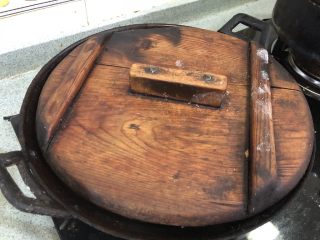 24、老北京春饼,盖好锅盖慢慢烙饼，大致1.5分钟到两分钟，打开锅盖翻一面儿，再过一分钟，饼皮中间会有鼓包，轻轻的把两张饼分离，出锅放在另外的笼屉里以保持饼的温度！在烙饼的同时我会擀制下面的饼皮！一定要控制好，并称的温度！如果一人忙不过来，最好找个专人烙饼！