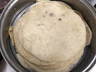 25、老北京春饼,薄饼放入蒸锅内保持温度