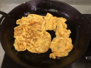 26、老北京春饼,饼全部烙好后，开始炒菜！摊鸡蛋：一定要热锅热油，油稍微多一点，看到油锅开始冒烟后，迅速倒入鸡蛋，并让蛋液布满锅底，再小心翻面，如果不能整个反过来！切碎也没问题！