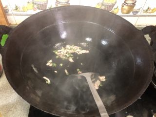 28、老北京春饼,开始炒菜，热锅凉油，加入葱花和肉丝煸炒！