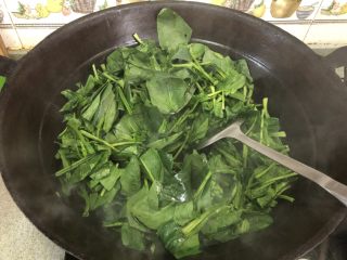 29、老北京春饼,倒入菠菜