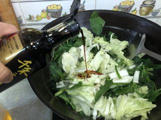 30、老北京春饼,加入白菜后，倒少许酱油，翻炒后出锅！