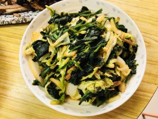 31、老北京春饼,菠菜炒白菜出锅，这道菜也应该是我家春饼的特点之一！我叫它翡翠白玉