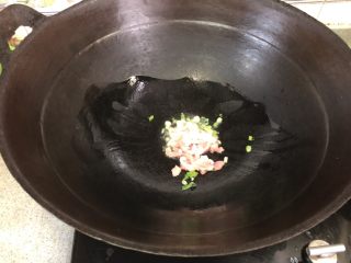 32、老北京春饼,同样热锅凉油，葱花肉末煸炒到肉丝变色！