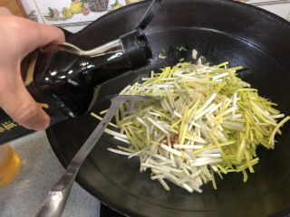 33、老北京春饼,倒入蒜黄后加少许酱油后翻炒加盐出锅！