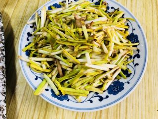 34、老北京春饼,蒜黄成品！我记得小时候吃的都是韭黄！味道更佳，只是现在已经买不到韭黄了！