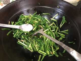 35、老北京春饼,由于只能放50张图片，所以就不详细展示韭菜的制作过程了！和蒜黄一样！