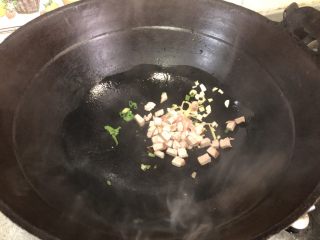 37、老北京春饼,重点介绍一下豆芽粉丝的做法！因为我家的豆芽是拌的，不是炒的！热锅凉油炒一些肥瘦肉丁！