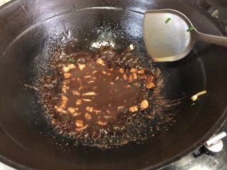 38、老北京春饼,事先调好了一个碗汁：（湿淀粉30ml 生抽酱油3g、老抽酱油5g、米醋10g、盐3g）倒入锅内迅速搅拌！