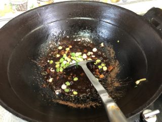 39、老北京春饼,当碗汁上浆后，关火！倒入切好的青蒜！