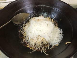 40、老北京春饼,再把焯好的豆芽和泡好的粉丝倒入锅内，用筷子搅拌均匀！