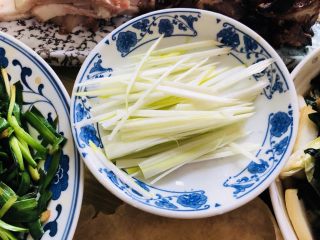 42、老北京春饼,大葱葱白切丝。