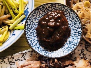 43、老北京春饼,老北京炸酱，浓郁的酱香，与老北京酱肘子遥相呼应！味道美极了！