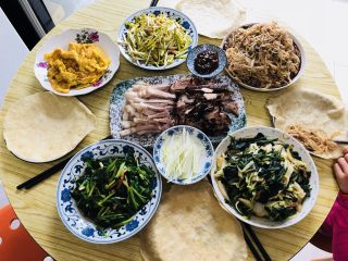 44、老北京春饼,一桌老北京春饼宴，完成了！我家宝贝已经迫不及待的开始卷饼啦！????
