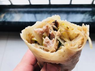 47、老北京春饼,底部折上来封口，用手轻轻捏住！一口下去！各种蔬菜的清脆，浓郁的肉香！醇厚的酱香！一股脑儿的充满了口腔！接下来…一卷…两卷…三卷…四卷…望着锅！实在不能再吃了！再吃两个绝对不吃了！好撑……