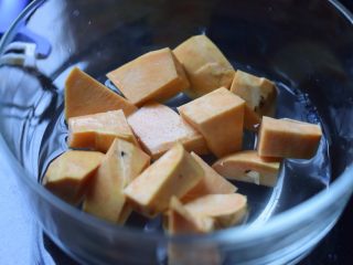 3、暖心红薯拿铁,放在微波炉可用的容器里，加少许水，大概到红薯一半高。