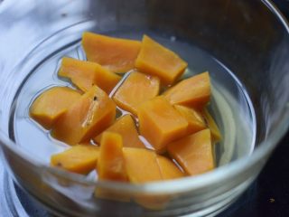 5、暖心红薯拿铁,取出，打开盖子（小心烫！），略放凉。