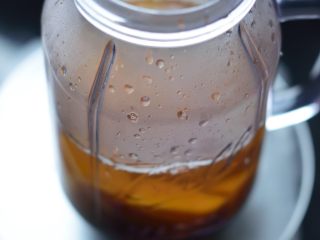 7、暖心红薯拿铁,加入红薯块（连汤汁）。