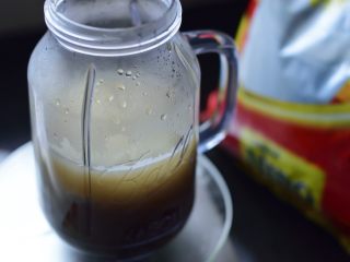 8、暖心红薯拿铁,倒入热水，加入奶粉。