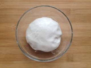 4、糖油果子,倒入温水和成面团