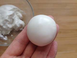 5、糖油果子,取一小块面团（约15g）搓圆