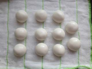 6、糖油果子,把搓好的圆子放在干净的棉布上