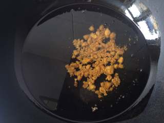 7、糖油果子,锅中倒油，油量稍微多点，同时把红糖也一起放入