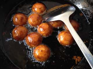 11、糖油果子,炸至色泽如焦糖色，外壳较硬，每个油果子都均匀裹上红糖，即可关火捞出