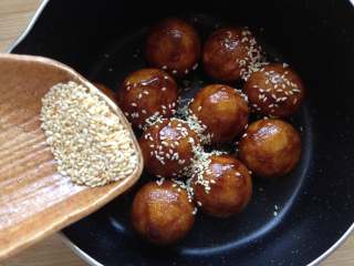 12、糖油果子,捞出后趁热撒入熟白芝麻拌匀即可