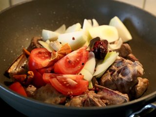 2、秋冬暖身-胡萝卜炖羊肉,7.煎到表面微黄时下备好的全部香料。