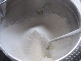 3、清甜水果派,将低粉和细砂糖筛进去