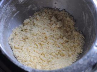 4、清甜水果派,用手搓揉均匀，成为粗玉米的样子