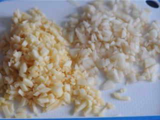 6、清甜水果派,苹果梨子切成丁