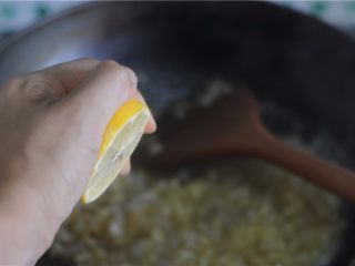 8、清甜水果派,倒入柠檬汁、盐、肉桂粉混合均匀