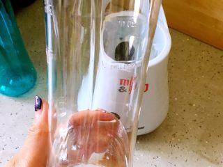 2、鲜榨苹果汁,搅拌杯中倒入适量纯净水