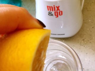 3、鲜榨苹果汁,挤入适量柠檬汁