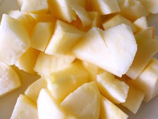 5、鲜榨苹果汁,苹果逐一切小块