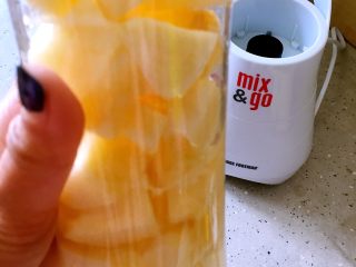 6、鲜榨苹果汁,放入搅拌杯中，让苹果浸泡柠檬水，以防变色