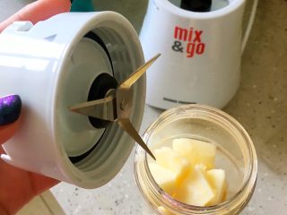 7、鲜榨苹果汁,拧上刀头