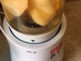 8、鲜榨苹果汁,冲箭头方向拧紧