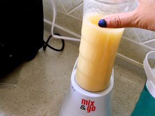 9、鲜榨苹果汁,通电十秒钟就可以了