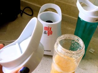 10、鲜榨苹果汁,拧下刀头换上杯盖